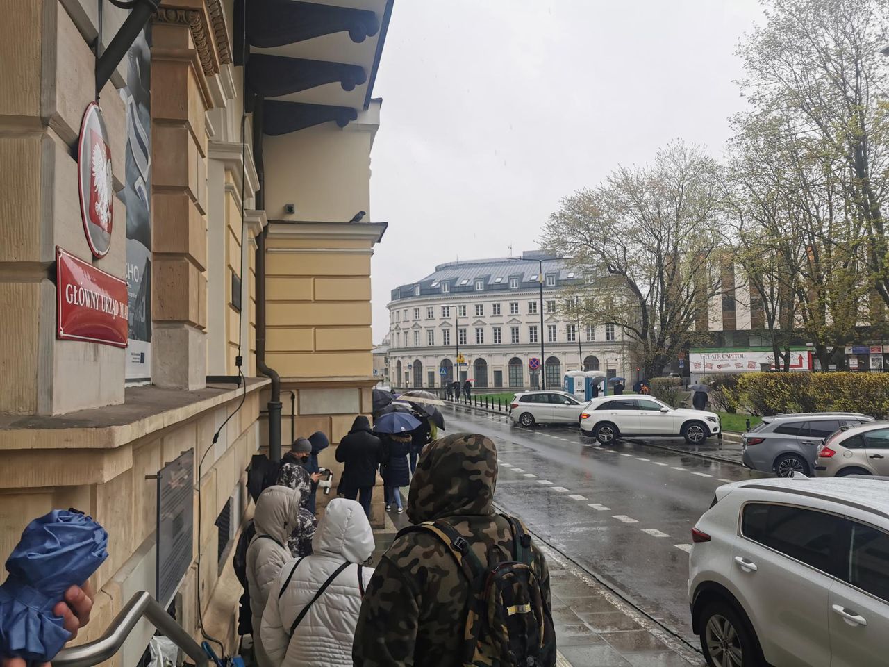 Niedziela 2 maja. Kolejka do mobilnego punktu szczepień w Warszawie 