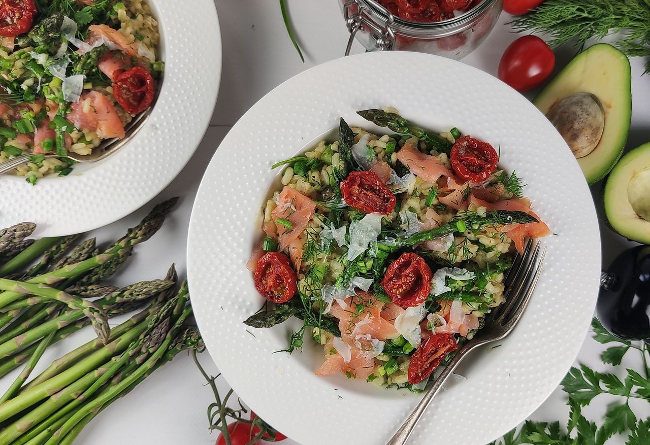 Kremowe risotto z łososiem i podsuszonymi pomidorkami
