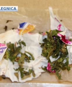 Legnica. Spacerował po sklepie, wymachując siekierą. W kieszeni miał marihuanę