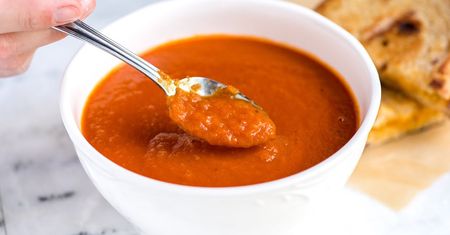 Przepis na zupę krem z pomidorów. Idealna na lunch