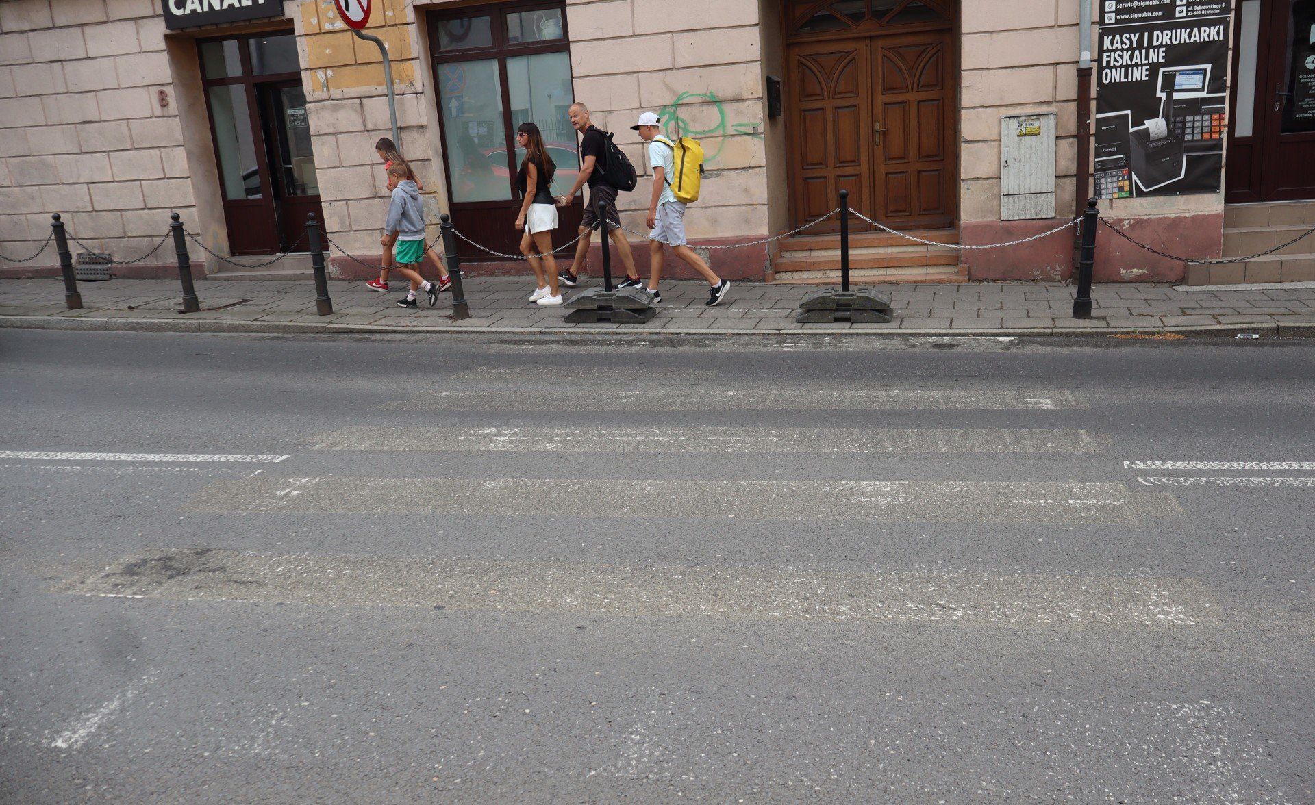 Po likwidacji starego przejścia, tuż za kościołem, zawieszono łańcuch, a mimo to, piesi przeskakują przez niego, by wejść na jezdnię. Z kolei idący od ulicy Kościelnej, nie mają żadnego zabezpieczenia, więc odruchowo wchodzą na jezdnię.