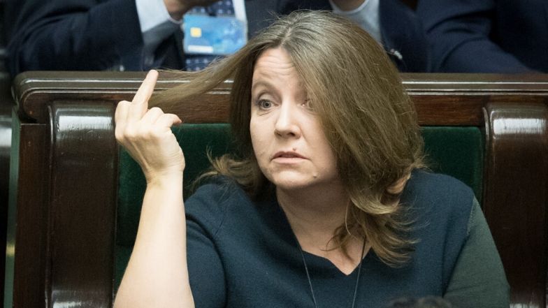 Joanna Lichocka pokazuje opozycji środkowy palec