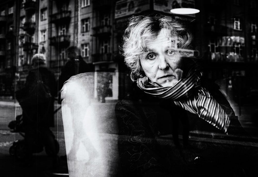 Obecnie fotografia jest dla Rolanda dużo bardziej osobista, bliska. Pomimo mocnych kontrastów w swoich czarno-białych zdjęciach zachowuje dozę delikatności oraz przede wszystkim szczerość obrazowania świata. Uważa on, że na ulicy trzeba być całkowicie otwartym.