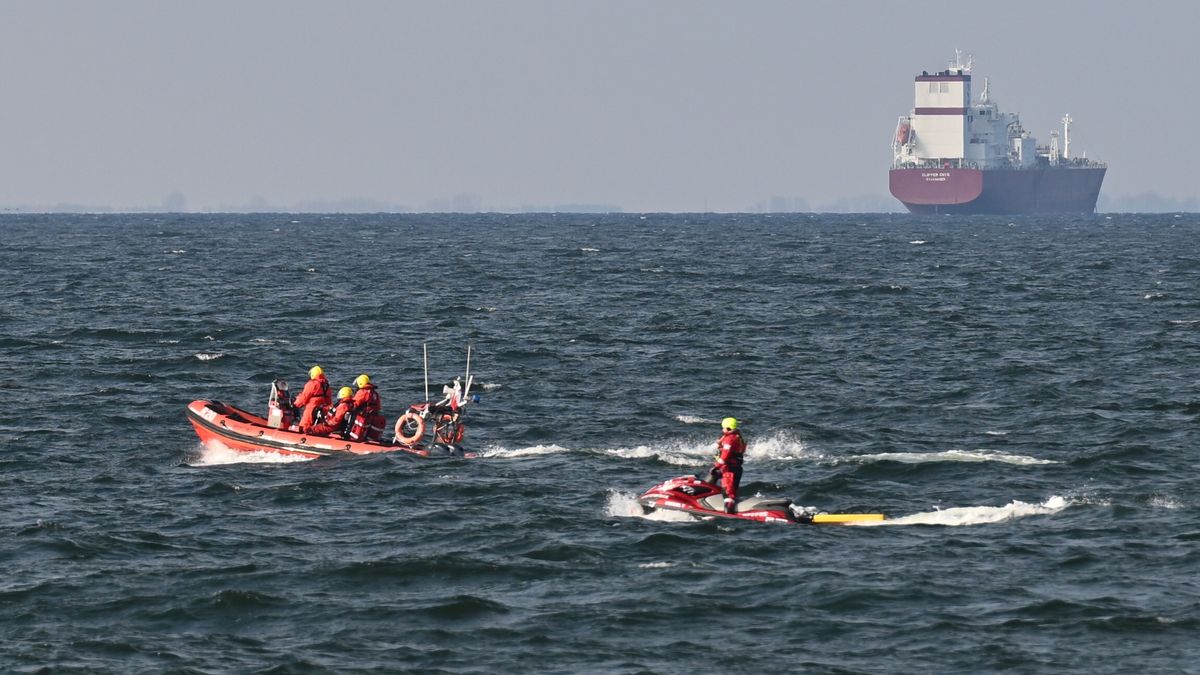 Gdańsk, 24.04.2024. Poszukiwania żołnierza wojsk-specjalnych na Bałtyku w okolicy Westerplatte w Gdańsku, 24 bm. Żołnierz zaginął w trakcie programowego szkolenia nurkowego. W akcji poszukiwawczej bierze udział śmigłowiec Marynarki Wojennej wraz z okrętem. (mr) PAP/Adam Warżawa ***Do tego materiału zdjęciowego dostępna jest również depesza w systemie CSI, pt.: Dowództwo Generalne: na Bałtyku zaginął żołnierz wojsk specjalnych; trwają poszukiwania***