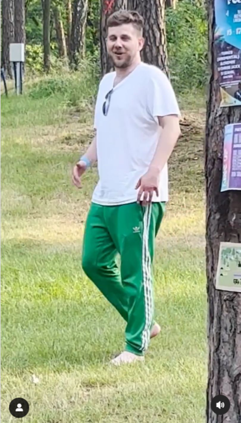 Uduchowieni Antek Królikowski i Izabela medytują na leśnym festiwalu