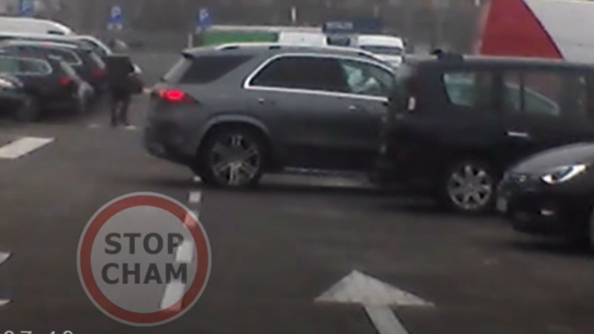 Kolizja na parkingu.