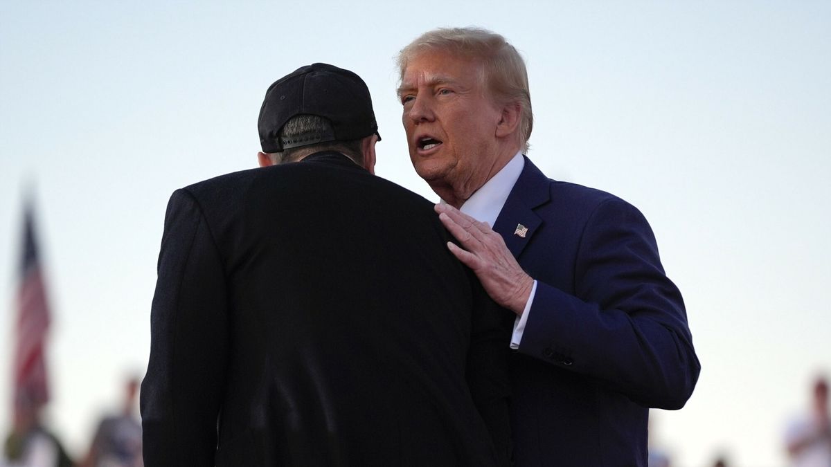 Elon Musk na wiecu Donalda Trumpa w Butler
Republican presidential nominee former President Donald Trump shakes hands with Elon Musk at a campaign rally at the Butler Farm Show, Saturday, Oct. 5, 2024, in Butler, Pa. (AP Photo/Evan Vucci)
Evan Vucci