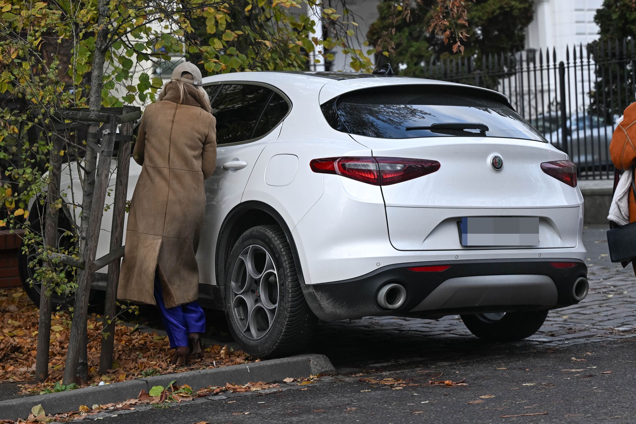 Naturalna Grażyna Torbicka załatwia sprawunki na mieście