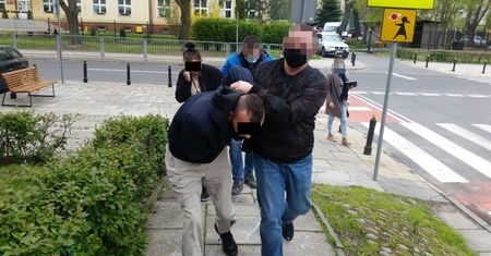 Warszawa. Okradli m.in. uczelnię i teatr. Role były podzielone