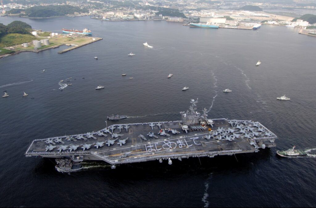 USS George Washington wchodzi do portu w Yokosuce, 2008 rok