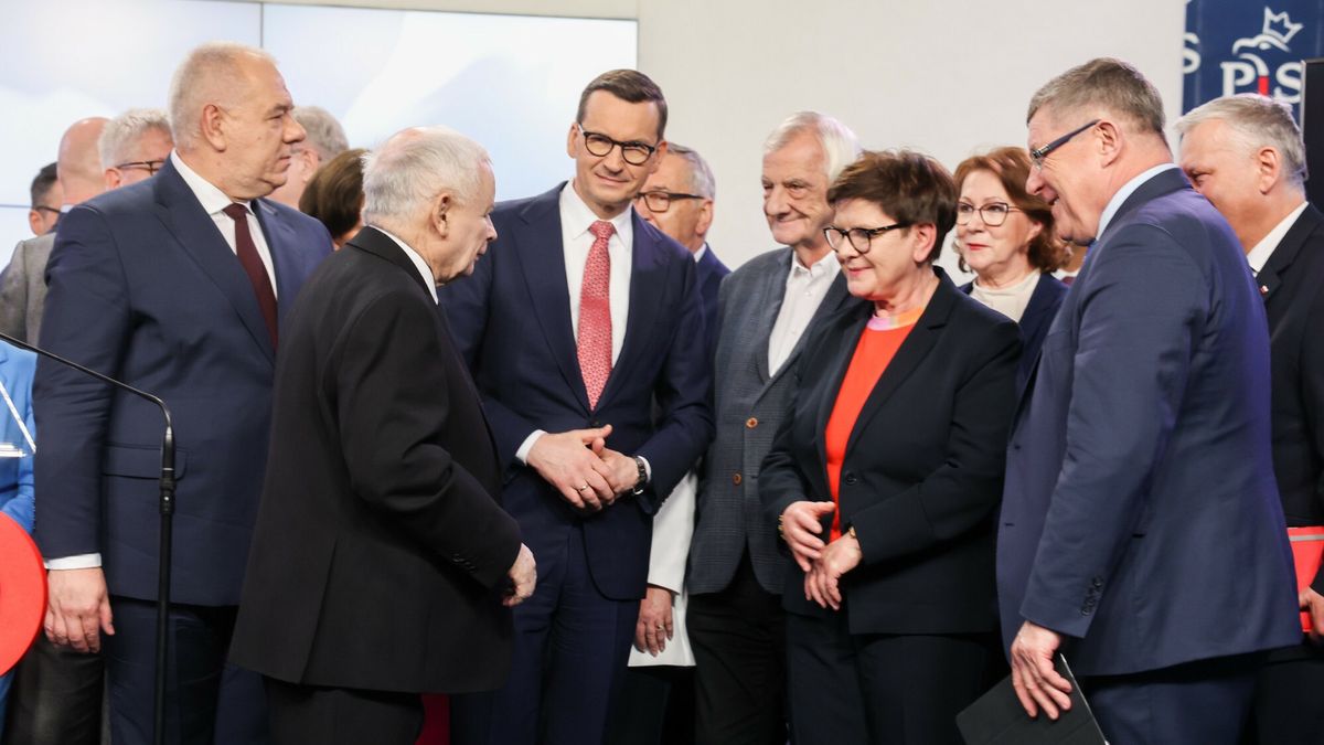 O?wiadczenie prezesa PiS Jaros?awa Kaczy?skiego
10.03.2023 Warszawa Oswiadczenie prezesa PiS Jaros?awa Kaczynskiego
fot. Jacek Dominski/REPORTER
n/z: Jacek Sasin, Mateusz Morawiecki, Jaroslaw Kaczynski, Beata Szydlo, Ryszard Terlecki, Zbigniew Kuzmiuk, Anna Milczanowska
Jacek Dominski/REPORTER