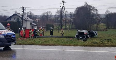 Kolejna tragedia. Siła była tak duża, że pasażerowie wypadli z auta