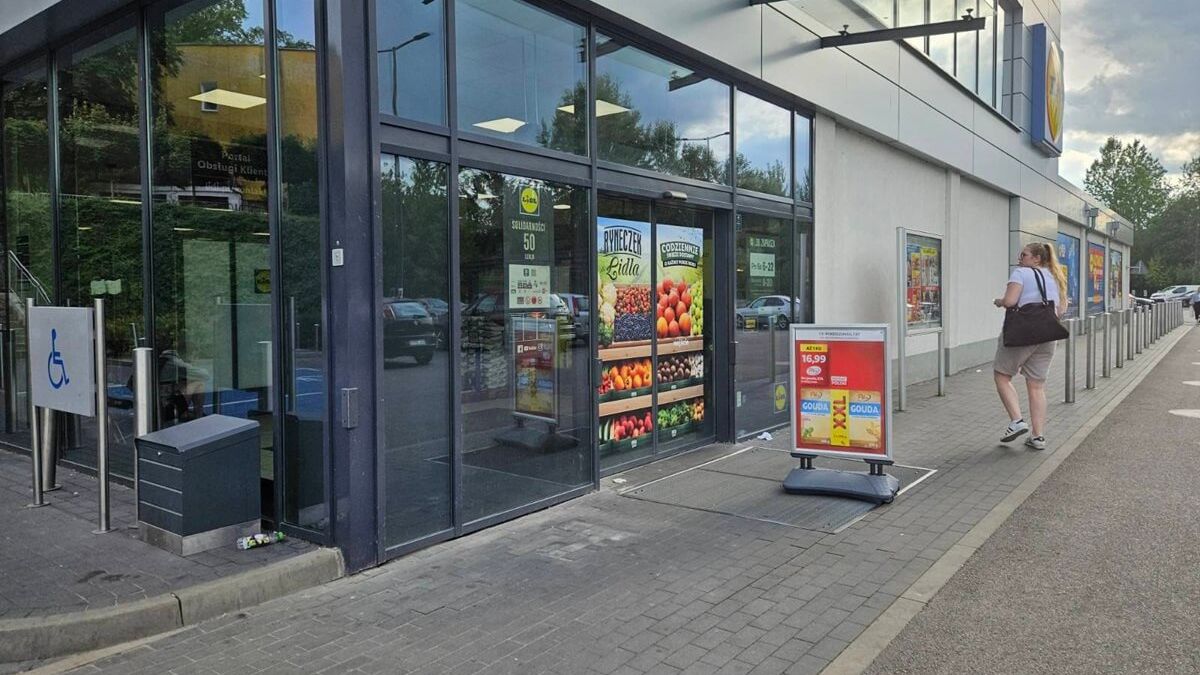 Brak kosza na śmieci przy wejściu do Lidla