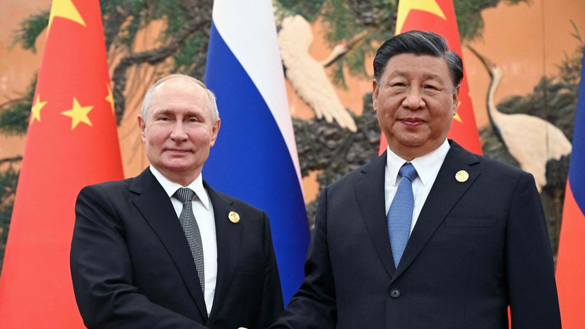 Putin na Trzecim Forum Pasa i Szlaku
This pool photograph distributed by Russian state owned agency Sputnik shows Russia's President Vladimir Putin and Chinese President Xi Jinping shaking hands during a meeting in Beijing on October 18, 2023. (Photo by Sergei GUNEYEV / POOL / AFP)
SERGEI GUNEYEV