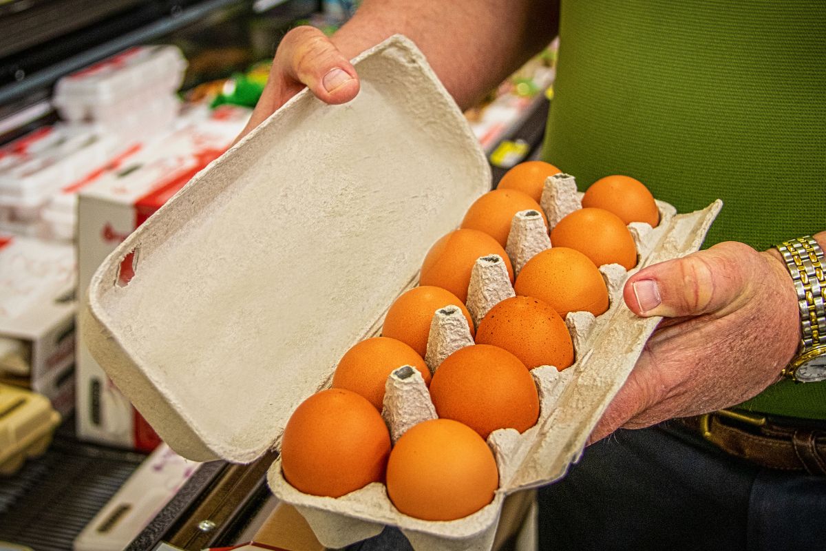 Dlaczego kasjer sprawdza wytłaczankę z jajkami?