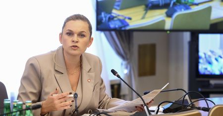 Zakaz używania smartfonów? Minister mówi o reakcji rodziców
