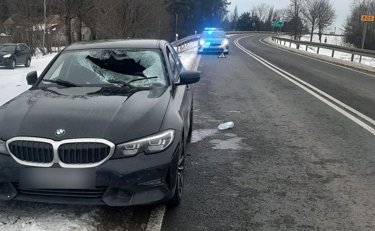 Bryła lodu przebiła szybę. Kierowca ciężarówki odjechał z miejsca