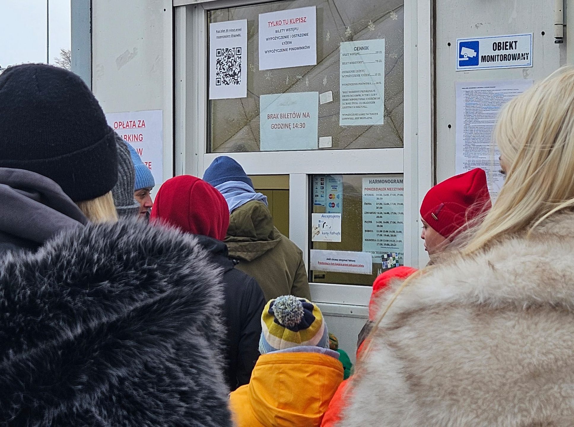 Choć biletów już nie ma, kolejka wciąż stoi. Wiele osób decyduje się kupić wejściówkę na późniejszą godzinę