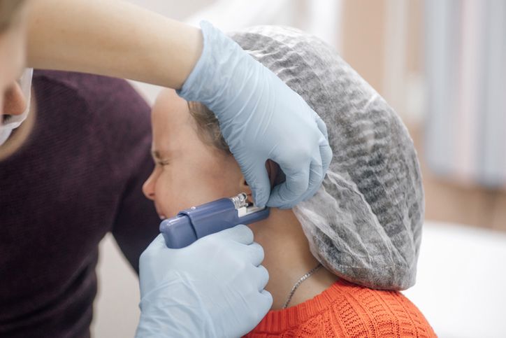 Piercerzy przestrzegają przed używaniem pistoletu do przekłuć 