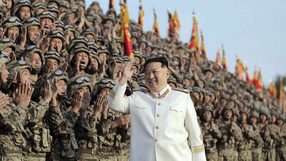 Kim Dzong Un na przeglądzie wojska