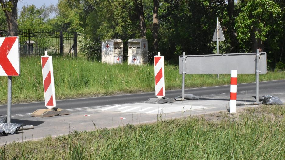 Budowa progów zwalniających w Strzeżenicach