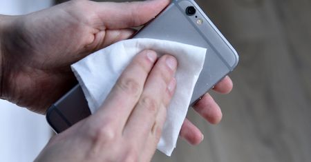 Koronawirus może przetrwać na ekranie smartfona. Znacznie dłużej, niż dotąd sądzono