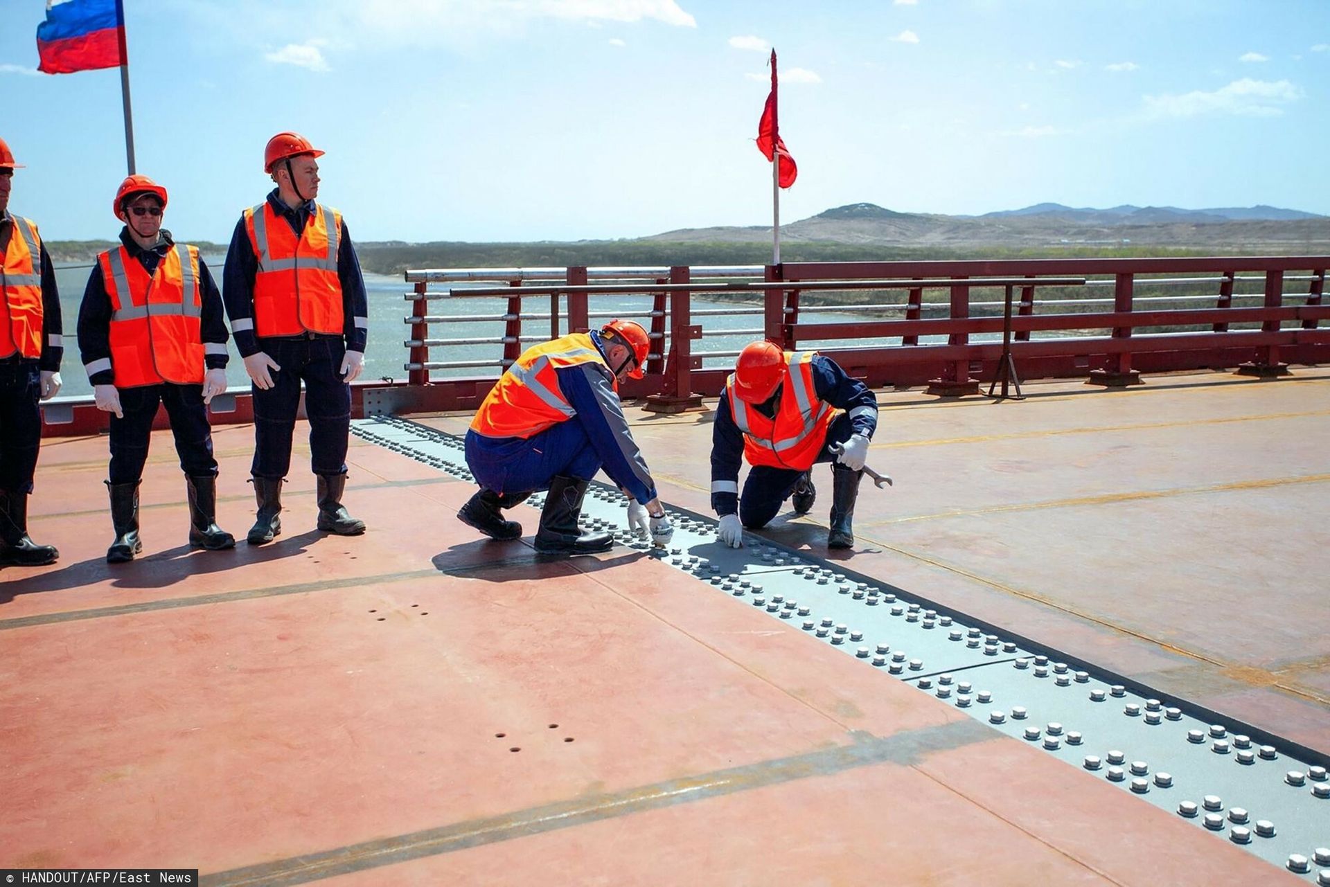 Kim coraz bliżej Putina. Nowa konstrukcja na granicy