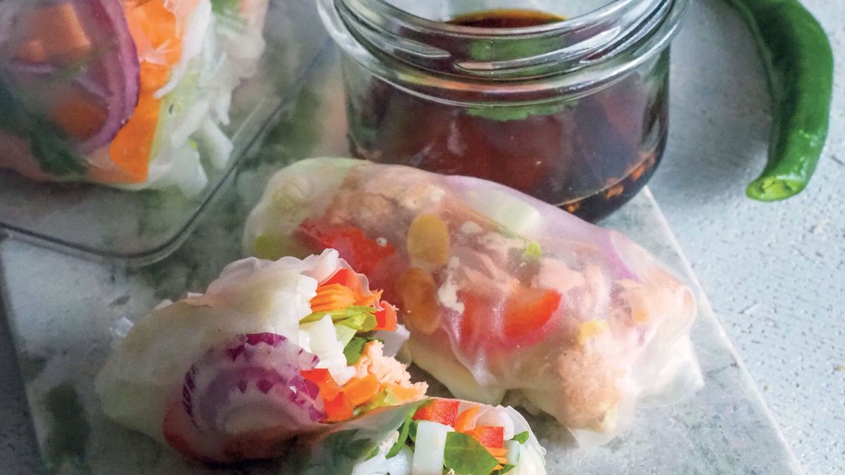 Spring rollsy z pieczonym łososiem