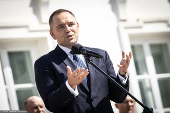 Nawrocki zwleka z podpisem. Polacy zabrali głos. Prezydent posłucha?