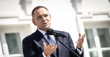 Nawrocki zwleka z podpisem. Polacy zabrali głos. Prezydent posłucha?