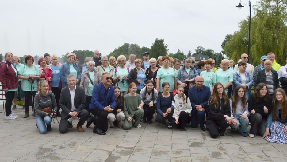 We wtorek 3 czerwca w Suchedniowie odbył się Pokoleniowy Spacer, zorganizowany przez stowarzyszenie &#34;Włącz się&#34;.