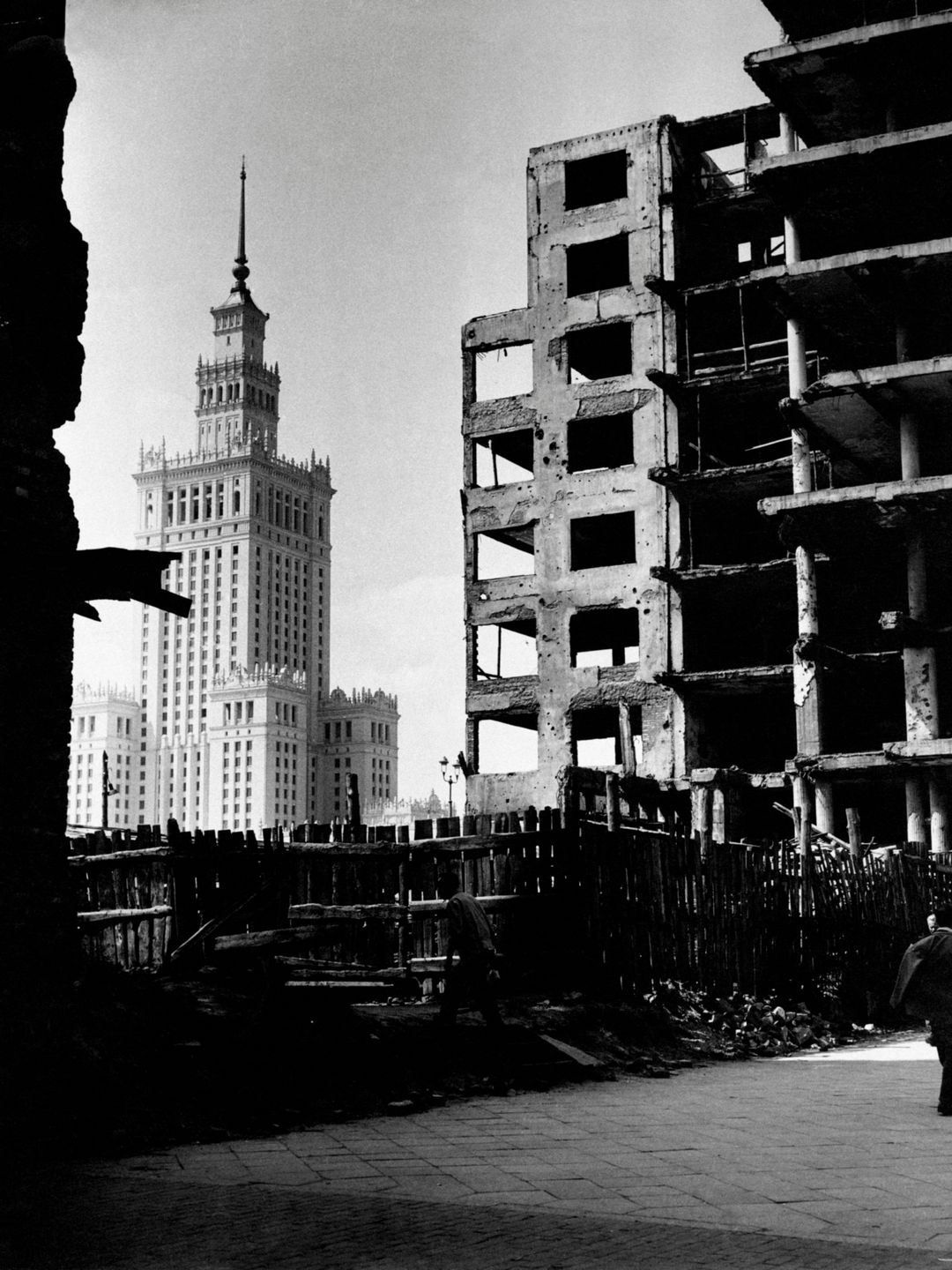 Warszawa 1955 : zbombardowane budynki i niedawno ukończony Pałac Kultury i Nauki. 