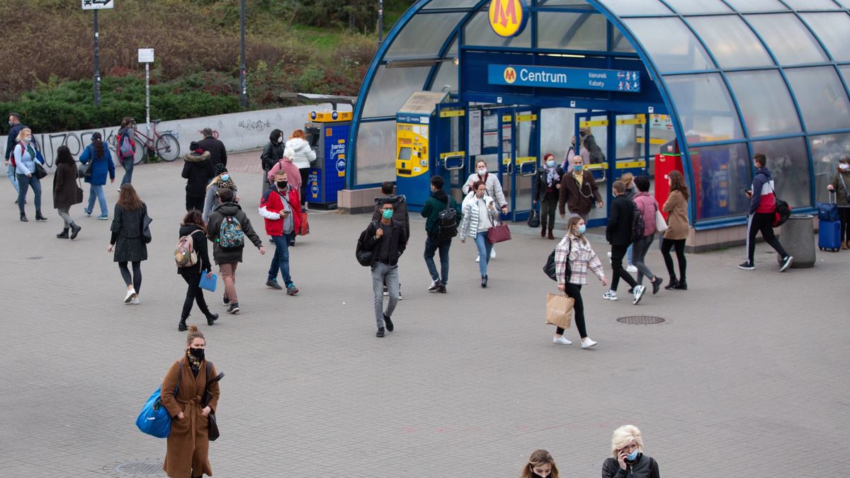 Na zdjęciu ludzie na tzw. patelni w Warszawie
