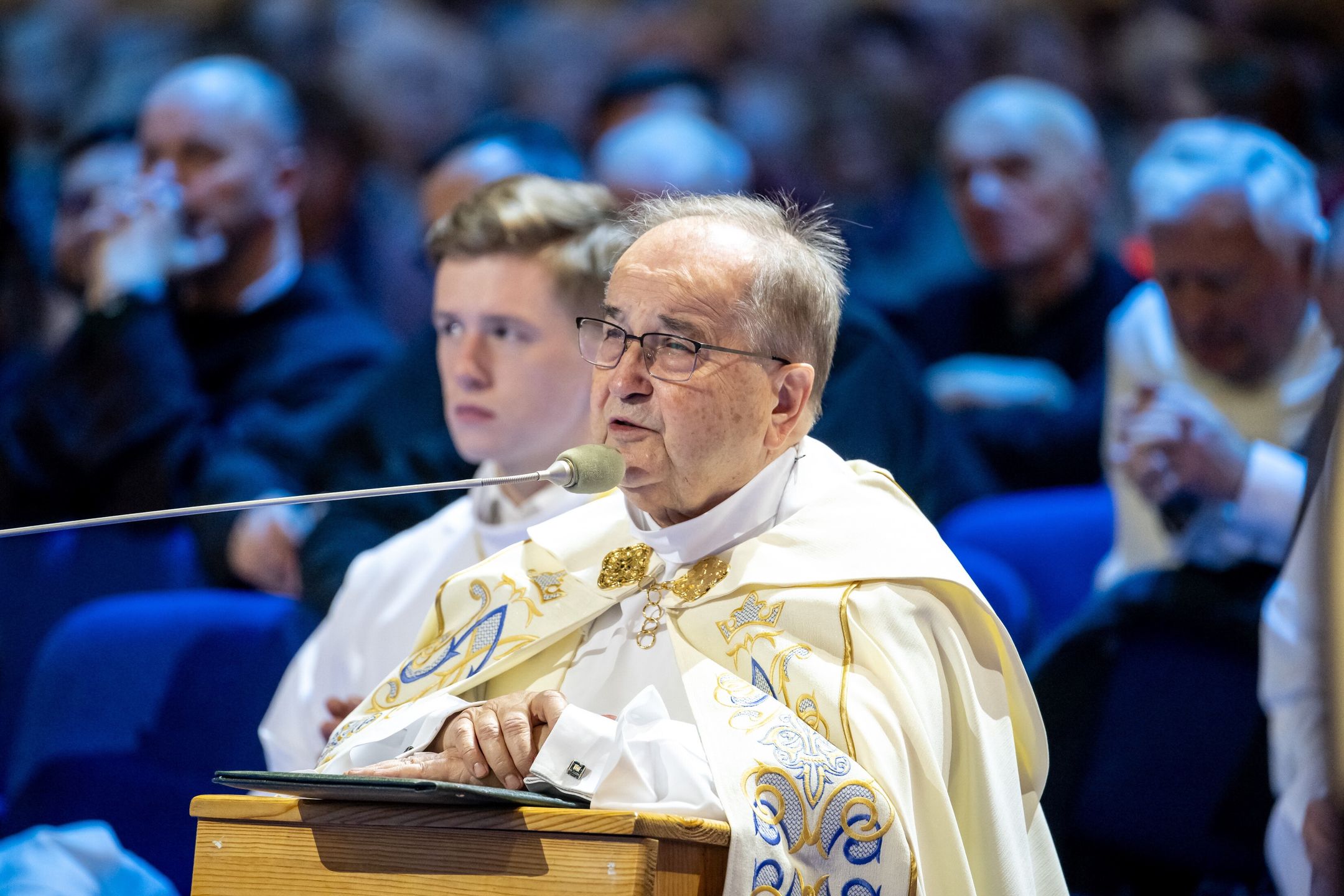 Toruń, 02.12.2023. Dyrektor Radia Maryja o. Tadeusz Rydzyk na mszy świętej w Hali Widowiskowo-Sportowej w Toruniu, 2 bm. Msza jest kulminacyjnym punktem uroczystych obchodów 32. rocznicy powstania Radia Maryja, które rozpoczęło nadawanie 8 grudnia 1991 r. (ad) PAP/Tytus Żmijewski.