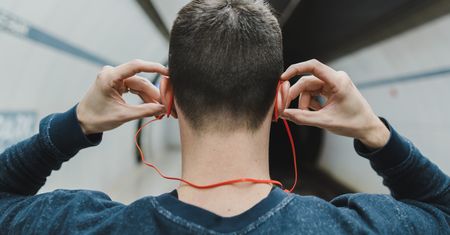 Bezprzewodowe słuchawki w rozsądnej cenie? Oto sprzęt dla niedzielnych słuchaczy i audiofilów
