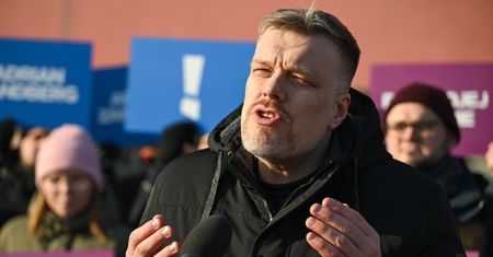 Skandal wokół planów rządu wobec Poczty Polskiej. Zandberg reaguje