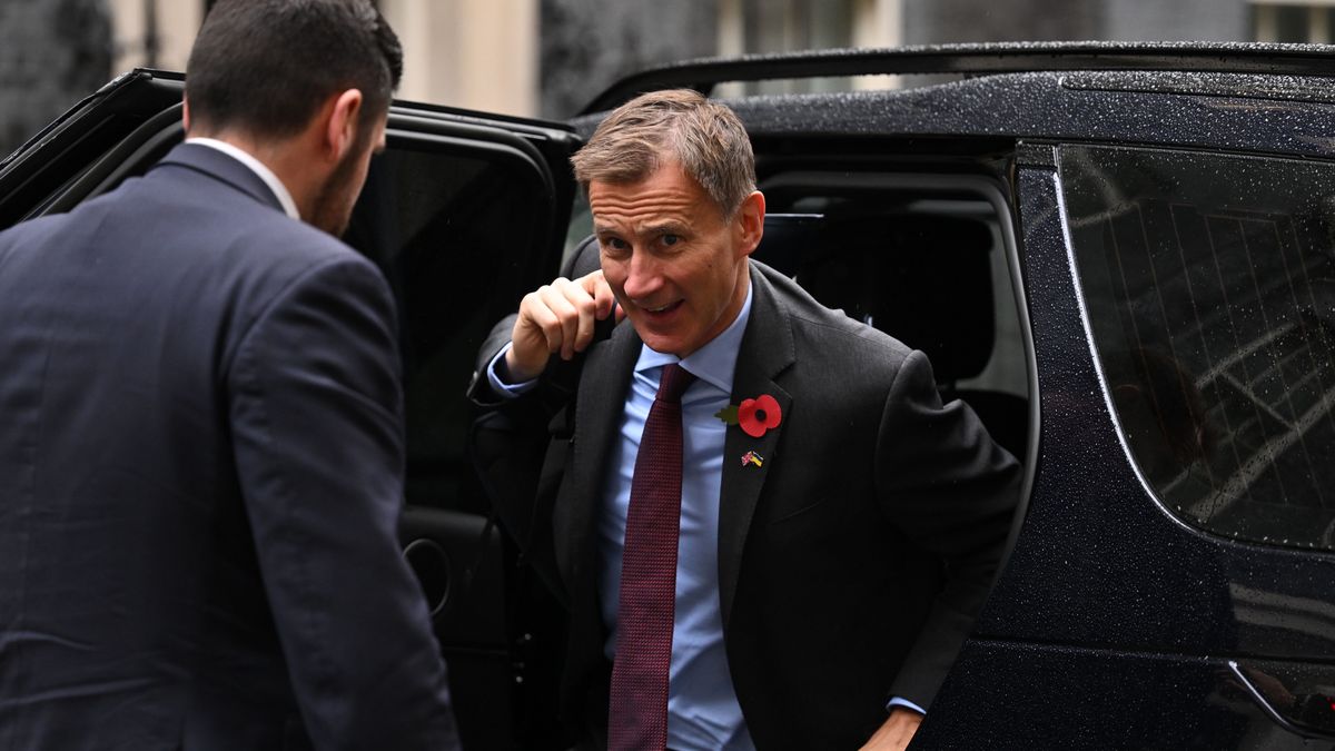 LONDON, ENGLAND - NOVEMBER 01: Chancellor of the Exchequer, Jeremy Hunt, arrives for a cabinet meeting at 10 Downing Street on November 1, 2022 in London, England. It was the second meeting of Rishi Sunak's cabinet since he assumed the role of prime minister last week. (Photo by Leon Neal/Getty Images)