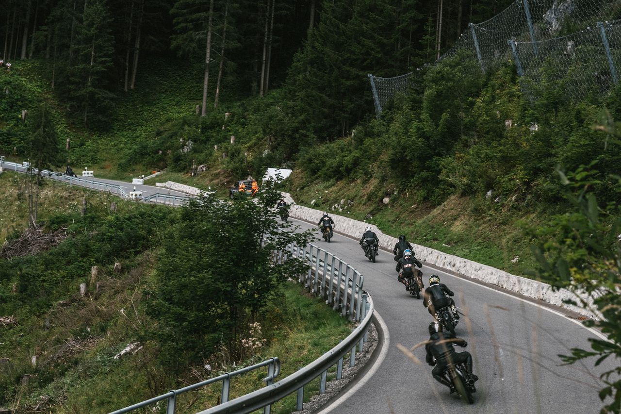 Wyścigowe motocykle z różnych epok wspinają się po trasie wyścigu