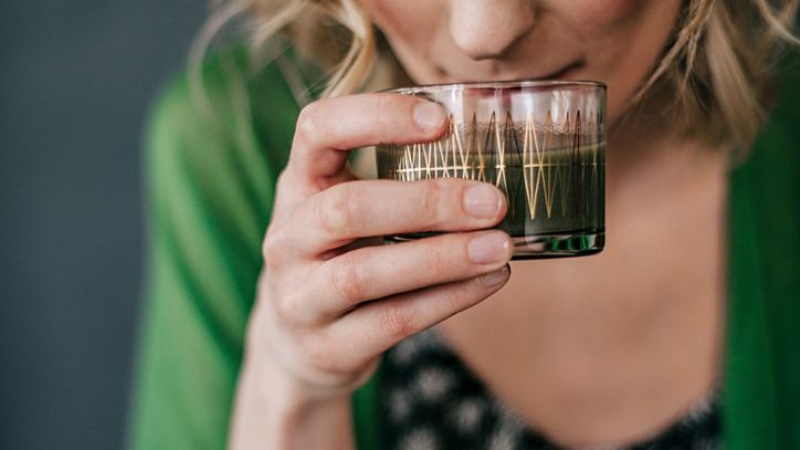 Ten napój wypłukuje złogi z jelit