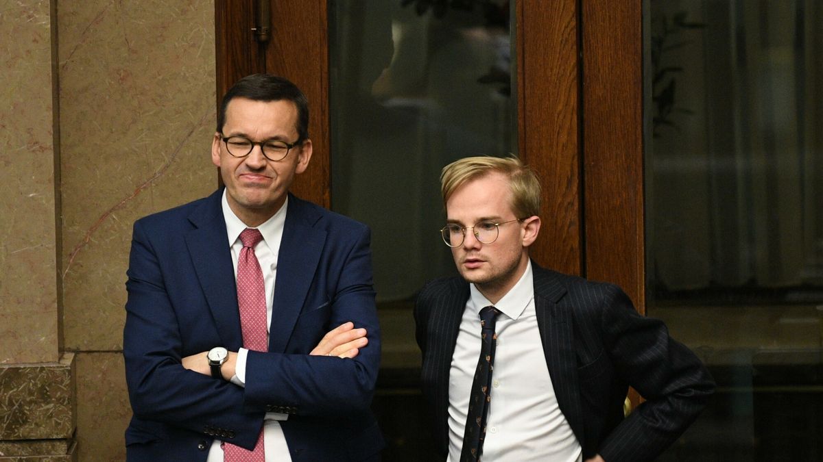 Premier Mateusz Morawiecki i wiceminister finansów Patkowski 