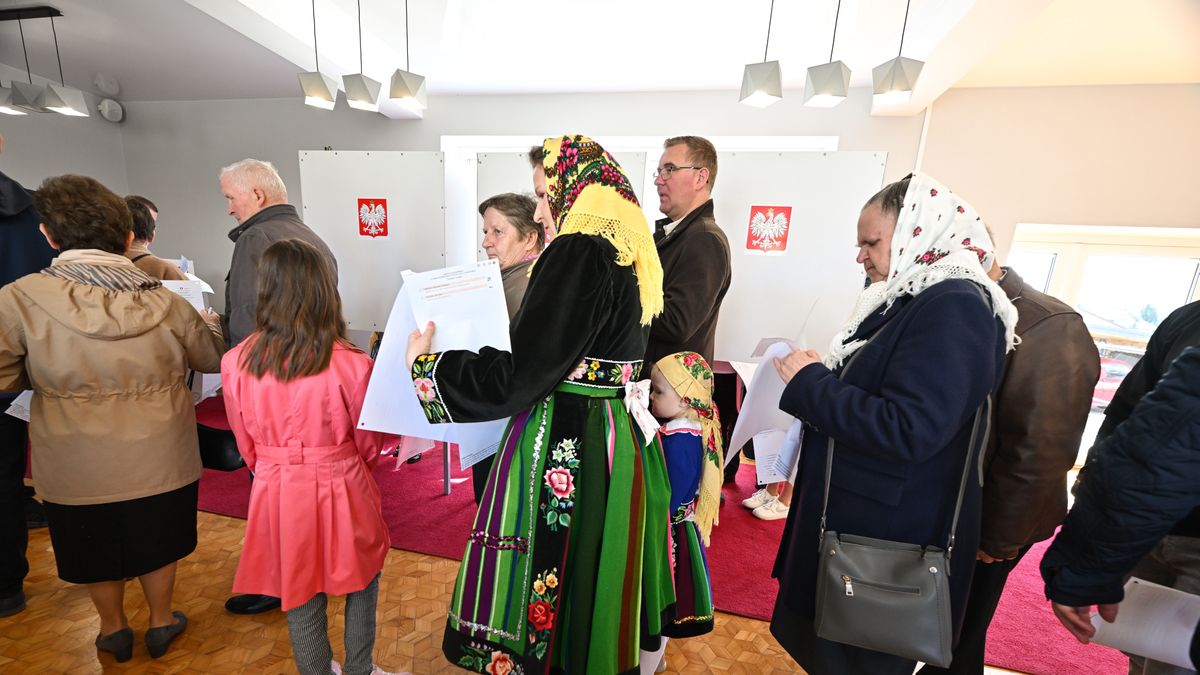 Głuchów (woj. łódzkie), 07.04.2024. Wybory samorządowe 2024. Głosowanie w lokalu wyborczym w Głuchowie koło Rawy Mazowieckiej, 7 bm. Trwa głosowanie w wyborach samorządowych. Do jego zakończenia obowiązuje cisza wyborcza. (ad) PAP/Grzegorz Michałowski