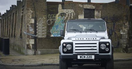 Nadjeżdża Land Rover Defender X-Tech