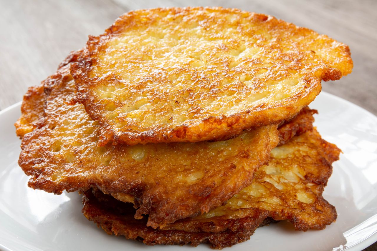 Tak należy smażyć placki ziemniaczane. Nie nasiąkają olejem i pozostają chrupiące