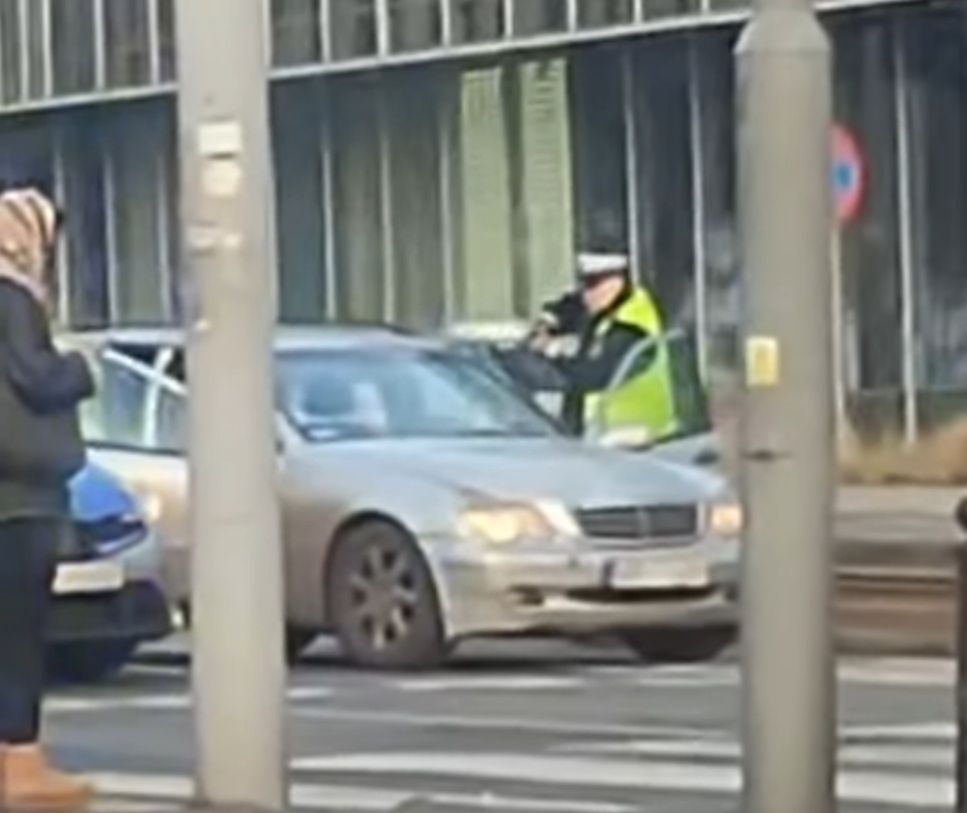 Dynamiczna akcja w Poznaniu. Policja z bronią zatrzymała mercedesa