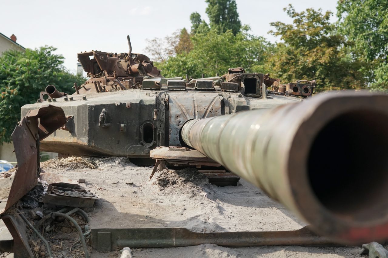 Zniszczony rosyjski czołg w Ukrainie.