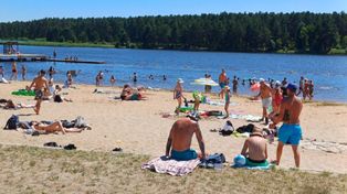 Upalna lipcowa środa nad zalewem Lubianka w Starachowicach. Zobacz, jak wypoczywano nad wodą