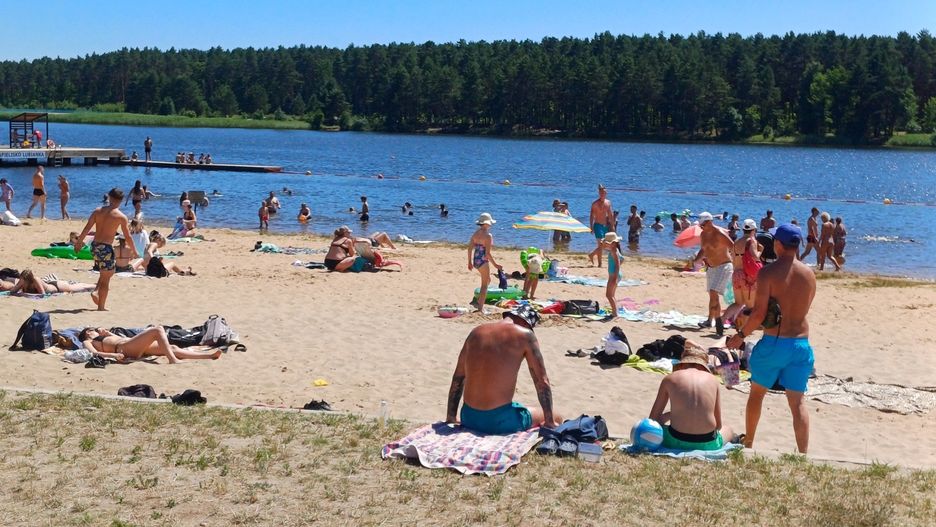 Upalny początek wakacji nad Lubianką w Starachowicach.