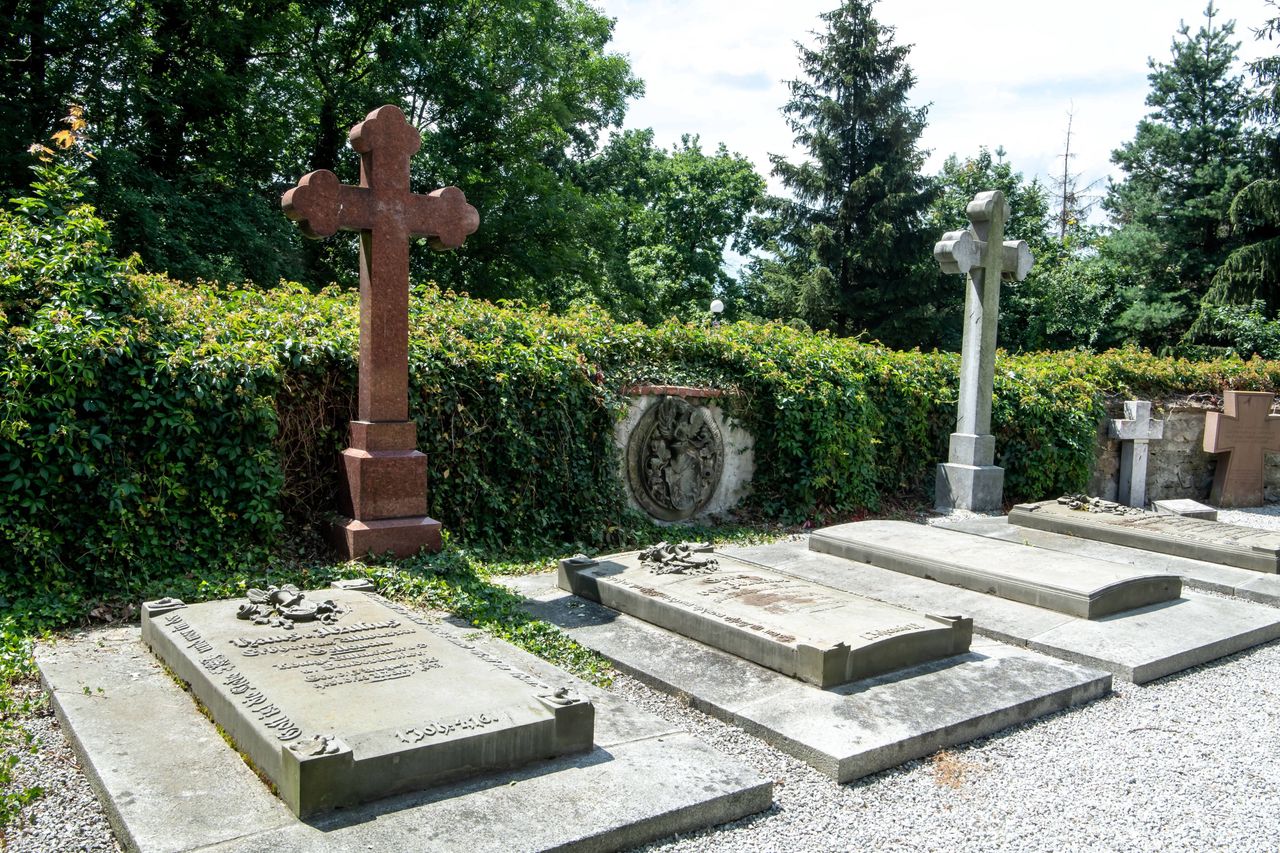 Wszystkich świętych w cieniu koronawirusa. Kościół obostrzenia uzależnia od zaleceń władzy. Rząd na razie bez wiążących decyzji