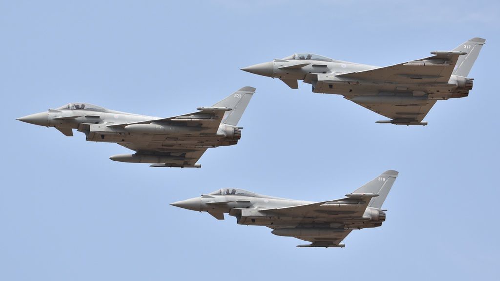 Formacja trzech Eurofighterów Royal Air Force