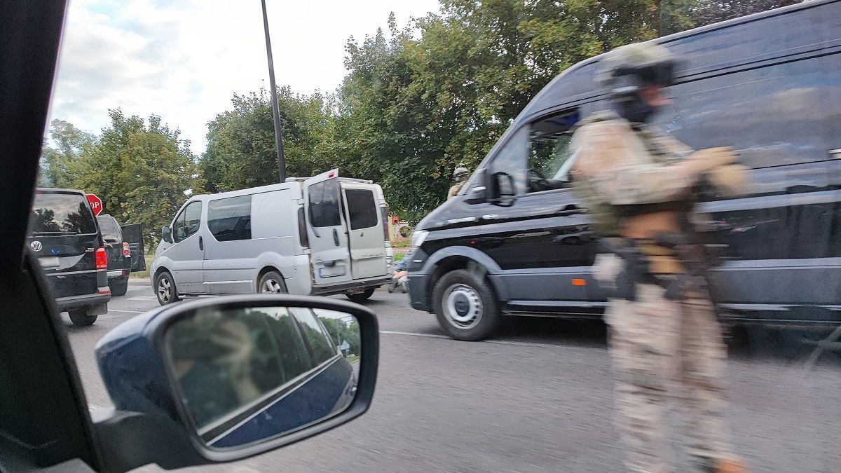 Poranne zatrzymanie przez policyjnych kontrterrorystów na al. Andersa